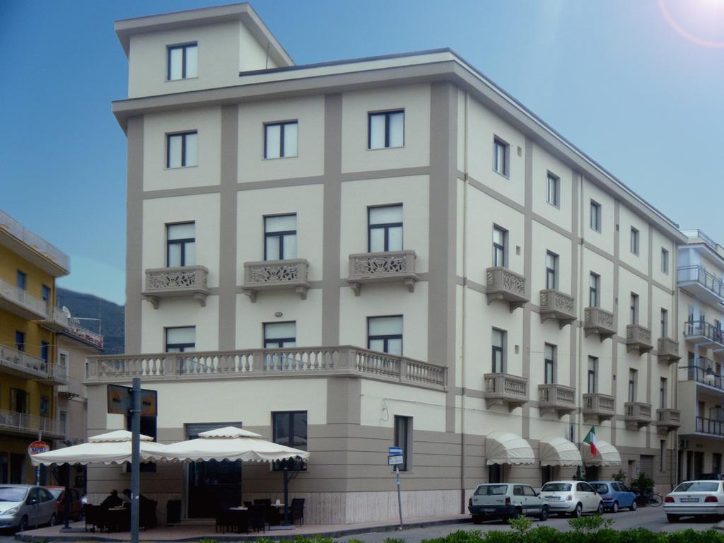 Hotel Vittoria ซาปรี ภายนอก รูปภาพ